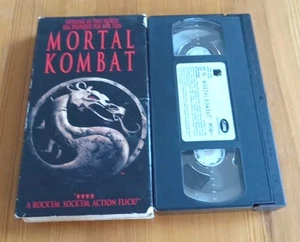 Mortal Kombat (VHS, 1995 TESTED Slip Sleeve) Free US Ship - Foto 1 di 3