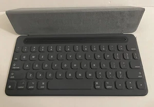 Apple A1772 Black Portable Smart QWERTY Keyboard Folio For Apple iPad - Bild 1 von 9