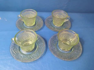 Exclusivo juego de 4 tazas y platillos de té de vidrio verde Tiara Indiana Chantilly - Imagen 1 de 3