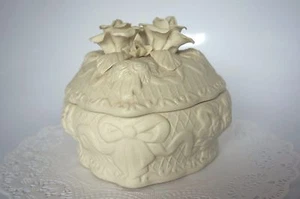 CAJA BARATIJA CERÁMICA EN FORMA DE CORAZÓN CON DETALLES FLORAL - Imagen 1 de 3