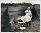 1958 photo de presse N Roy Bowman donne une coupe de cheveux de brasseur dans le champ Albany Wisconsin