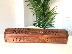 Handgefertigter Räucherstäbchenhalter aus Holz mit Aufbewahrung - Aschefänger & Räuchergefäß - Bild 1 von 7
