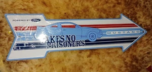 Letrero de flecha de metal en relieve Ford Mustang no toma prisioneros 6" x 20" - Imagen 1 de 3