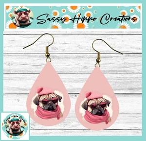 Ohrringe Träne Gold Hakenrücken Mops in rosa Hund Welpe anthropomorph MDF - Bild 1 von 4