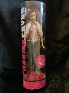 NEU Fashion Fever Barbie Puppe Mattel Neu in Verpackung wunderschöne braune Haare weißes Cape - Bild 1 von 5