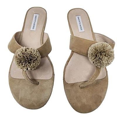 Saks Fifth Avenue Pom Pom Beige Suede Flat Thong Sandals FY103-J-2 Size 8.5M EUC Foto 1 de 4