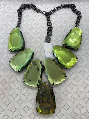 Collar Kendra Scott Harlow Distintivo Gris Vidrio Dicroico Tono Gunmetal Verde Foto 1 de 4