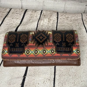 Loungefly bestickte Southwest Azteken Totenkopf Geldbörse dreifach faltbar braun mit Metalllogo - Bild 1 von 5