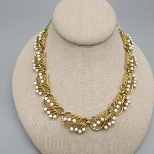 Gargantilla collar de trabajo abierto tono dorado cuentas blancas vintage Trifari 17 pulgadas - Imagen 1 de 7