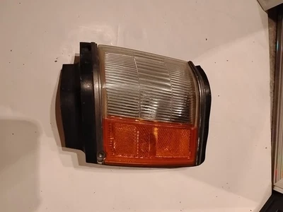 Toyota Camry 1985 montaje de lámpara de esquina izquierda (lado del conductor) Foto 1 de 4