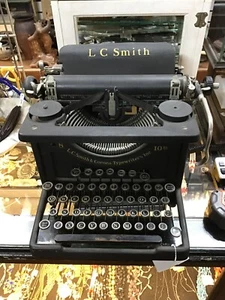 Antica macchina da scrivere LC Smith & Bros. n. 8 10 pollici 1928 - Foto 1 di 5