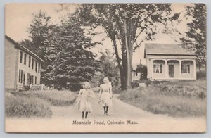 Colerain Colrain Massachusetts Zwei Mädchen lachen auf Bergstraße Postkarte - Bild 1 von 2