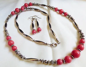 Conjunto de Collares y Pendientes Artesanales de Cuentas de Piedra en Tono Plata Metal Color Rosa - Imagen 1 de 6