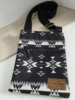 Cartera Dakine Bandolera Correa Ajustable Diseño Azteca Estampado Blanco y Negro Foto 1 de 4
