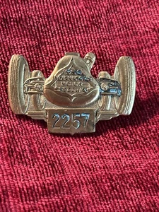 INDIANÁPOLIS INDY 500 1950 PIT PRESS PIN insignia Johnny Parsons ~ bonito - Imagen 1 de 10
