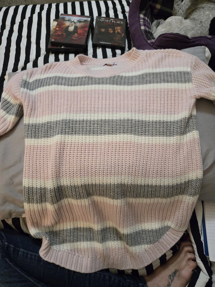 Nuevo. So. X-Small. Suéter de punto. Gris, blanco, rosa claro a rayas. Foto 1 de 1