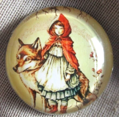 СТЕКЛЯННЫЙ КУПОЛ КАРТИНА КНОПКА -- МАЛЕНЬКИЙ КРАСНЫЙ КАПЮШОН С ВОЛКОМ 30 мм - Изображение 1 из 3