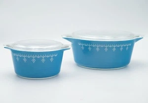 Pyrex Snowflake Blue 1 QT & 2.5 QT Round Covered Casseroles Set - 473 & 475-B - Picture 1 of 10