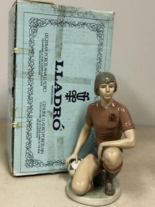 Lladro Figurine #5200 "Soccer Player" | Futbolista Pose Rayas | Spain - Picture 1 of 7