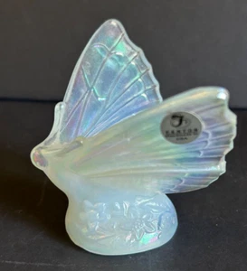 Fenton Iridescente Arte Farfalla Vetro Con Etichetta Statuina Figura USA Art - Foto 1 di 8