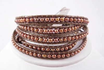 Envoltura de cuero Chan Luu dorado perla sobre Kansa Foto 1 de 2