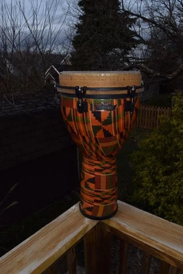 Tambor Djembe afinado con llave REMO Mondo diseño Kintekloth 12"x24" Foto 1 de 4