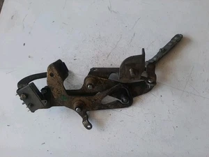 106065 Mercedes-Benz W201 Gaszug Gestänge Mengenteiler A0025456814 - Bild 1 von 4