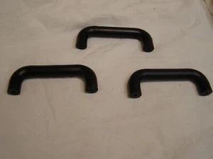 3 tiradores de cajón de plástico/resina negro Los orificios de 1/2" de diámetro son de 3-5/8" O.C. - Imagen 1 de 6