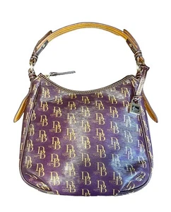 Neu ohne Etikett Dooney & Bourke Schultertasche pflaume und goldfarben Monogramm 11" x 11" x 4" B - Bild 1 von 10