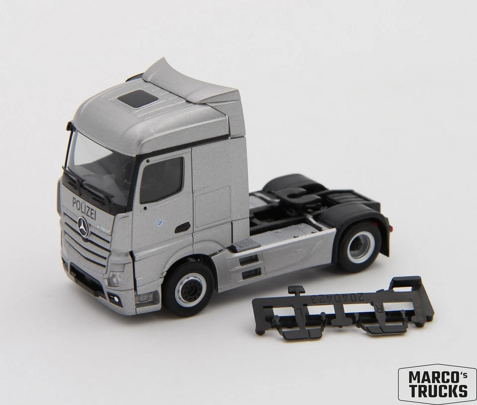 Herpa MB Actros 2.5 Tractor „Polizeiorchester Bayern“ 314398 /HN1508-1 - Image 1 of 1