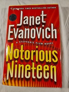 NOTORIOUS NINETEEN By Janet Evanovich First Edition First Printing - Foto 1 di 15