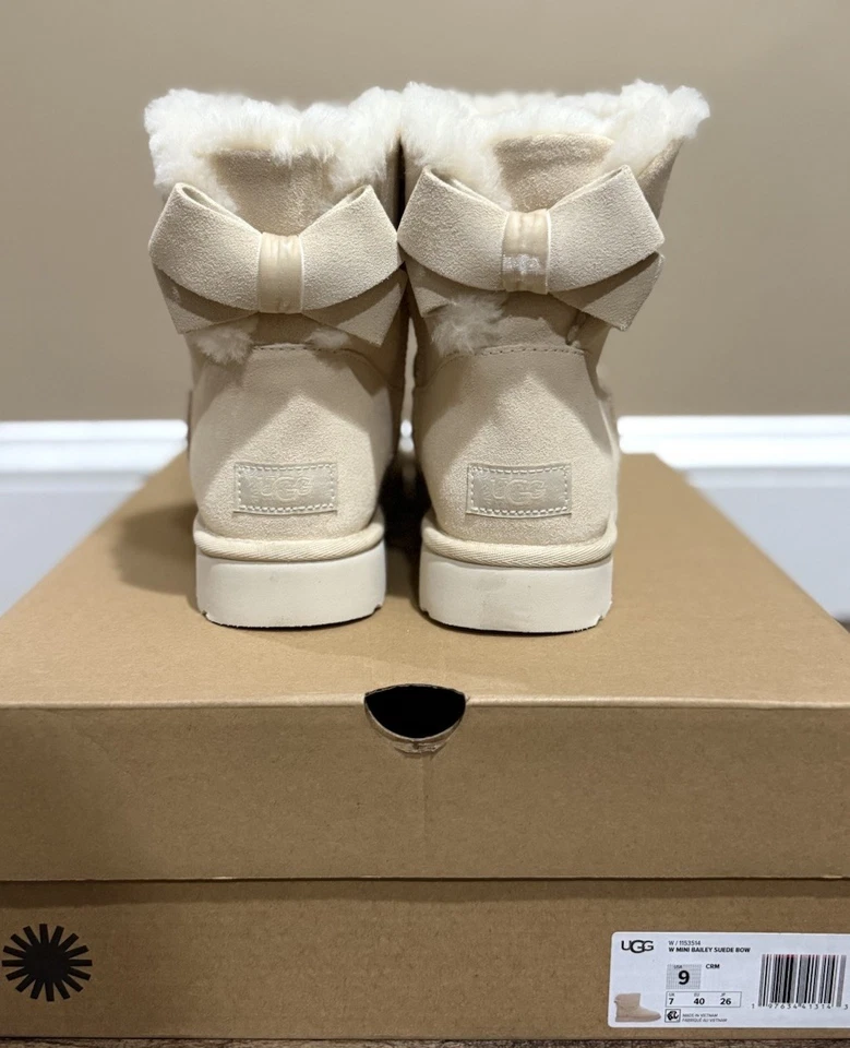 NUEVO EN CAJA Bota con lazo de gamuza Mini Bailey UGG para mujer CRM crema marfil Foto 1 de 4