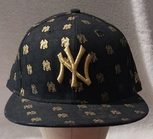 NEW YORK YANKEES New Era 59FIFTY Black/Gold All Over Print Fitted Hat Sz 7 3/4 - Picture 1 of 7
