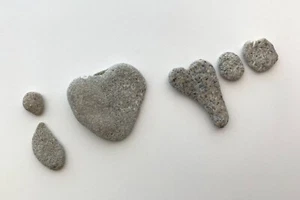 Piedras de playa de forma natural "I❤️Tú" corazón letra de amor palabra rocas guijarros arte artesanía - Imagen 1 de 10