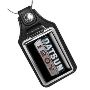 Llavero de diseño de emblema de automóvil Datsun 120Y 1976 compatible con - Imagen 1 de 3