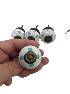 Tiradores de gabinete con 6 cajones blancos con lunares azules porcelana y latón Starburst - Imagen 1 de 4