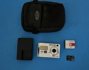 Excellent Sony Cyber-shot DSC-W80 7.2MP Digital Camera 3X zoom w/original bundle - Picture 1 of 16