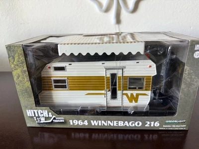 Greenlight Green Machine 1964 Winnebago 216 remolques enganchados y de remolque escala 1:24. Foto 1 de 3