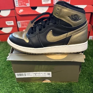 Talla 7Y - Nike Air Jordan 1 Alto - Negro Metálico Dorado - FD1437-071 - CON CAJA ORIGINAL - Imagen 1 de 17