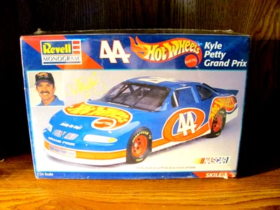 Revell Kyle Petty #44 Hot Wheels Pontiac Grand Prix Model Kit 85-2524 | NEW - Image 1 of 4