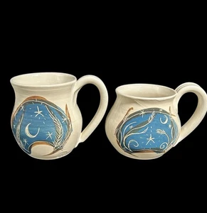 2 Vintage Mond & Stern Kunstkeramik handgeworfen bemalt eingeschnitten Künstler signiert Tassen - Bild 1 von 13