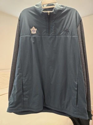 Chaqueta Adidas cálida con cremallera 1/4 emitida por el equipo Toronto Maple Leafs para hombre talla XL Foto 1 de 4