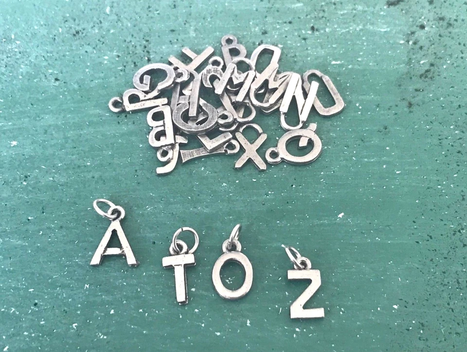 52 Piezas Surtidas LETRAS DE PELTRE DE LA A LA Z PARA EL HOGAR, DECORACIÓN, TIENDAS DE ARTESANÍA TODO NUEVO. Foto 1 de 1