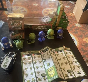 Little Green Men Battle Pack Series 1 with 2 Mystery Soldiers - Picture 1 of 8