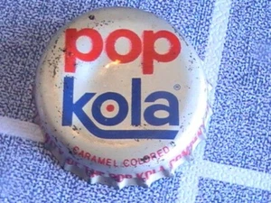 TAPA BOTELLA PLÁSTICO FORRADA USADA POP KOLA COLOR CARAMELO ATLANTA GEORGIA - Imagen 1 de 3