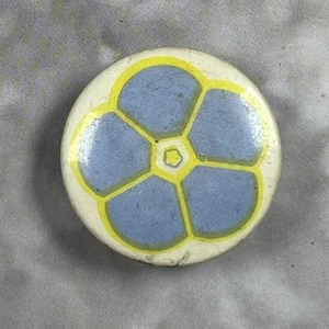 Vintage 70er Jahre geometrische Blume Knopf Sicherheitsnadel hinten 1" rund - Bild 1 von 2