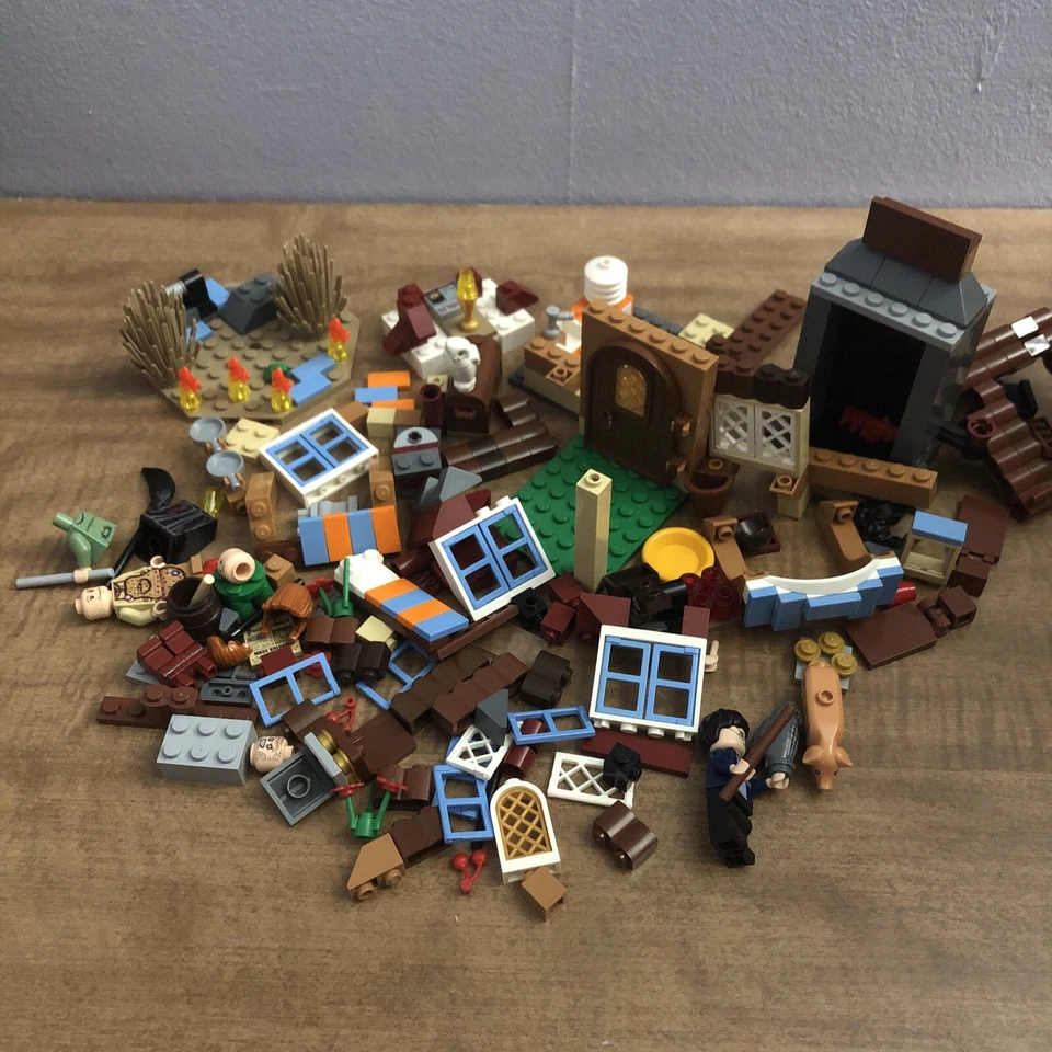 LEGO Harry Potter The Burrow 4840, NO BOX, VERY INCOMPLETE (83% Complete) - Image 1 of 2