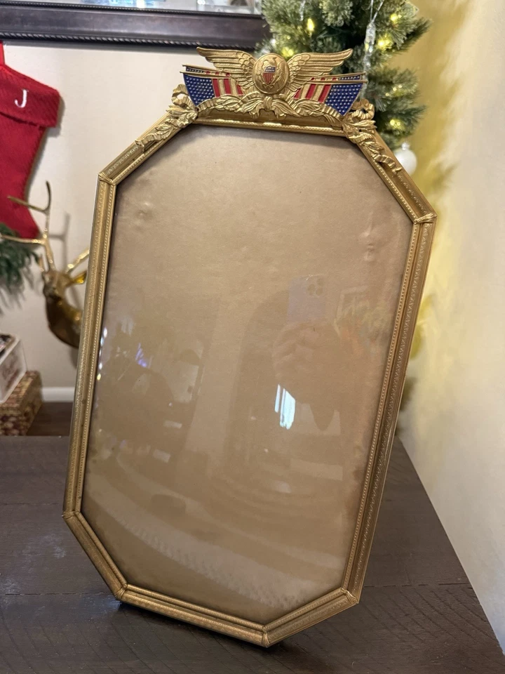 Antiguo marco de fotos de vidrio convexo ovalado y latón águila bandera americana  Foto 1 de 4