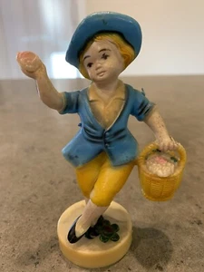 Statuina vintage ragazzo danzante Hong Kong in plastica dura - Foto 1 di 3