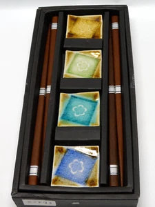 Juego de 4 palillos de madera de hierro vintage con reposapiés cuadrados de cerámica multicolor nuevo de lote antiguo - Imagen 1 de 11